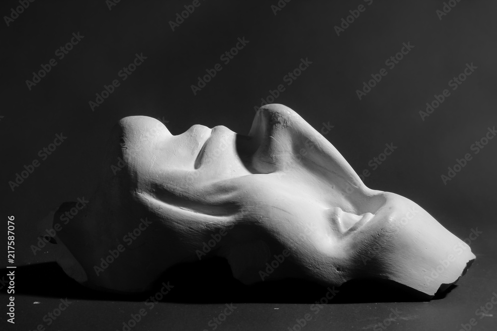 Obraz premium This is not a work of art! The author does not need a release. This is an ordinary plaster head used for teaching students at the Institute of Photography. Shooting in the studio on a black background