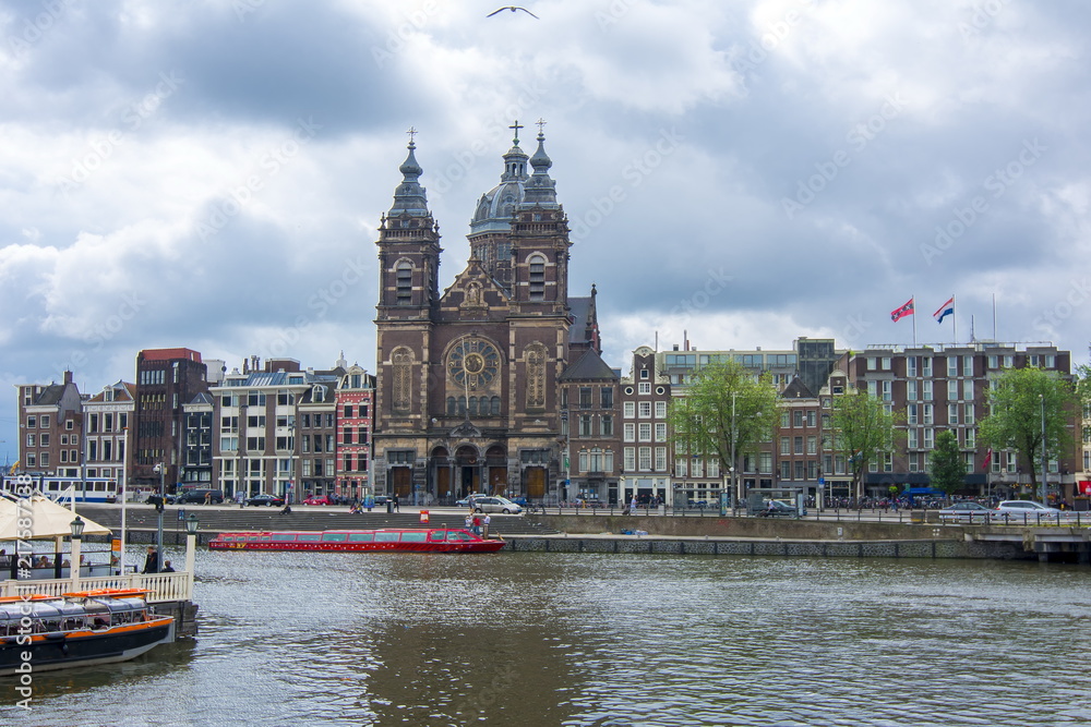 Basilica of Saint Nicholas (Sint Nicolaaskerk) and Amsterdam canals, Netherlands