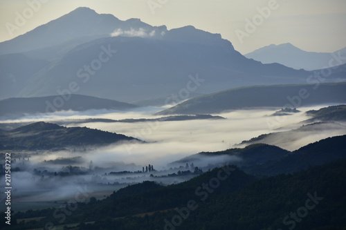 Brumes matinales au lever du jour, La Beaume, Hautes Alpes, France