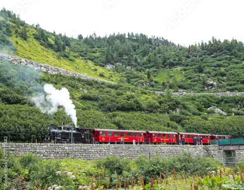 Alter Zug mit Dampflockomotive am Furkapass