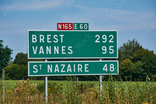 grünes Straßenschild auf einer französischen Autobahn in der Nähe von Nantes mit Entfernungen nach Brest und Vannes photo
