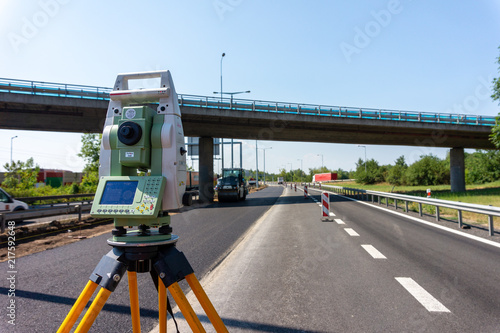 Photos Surveyor equipment (theodolit) on construction site
