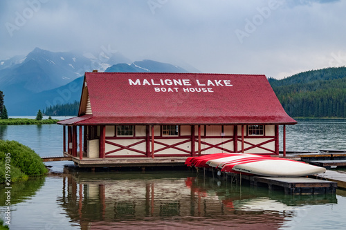 Bild auf Leinwand Maligne Lake 1