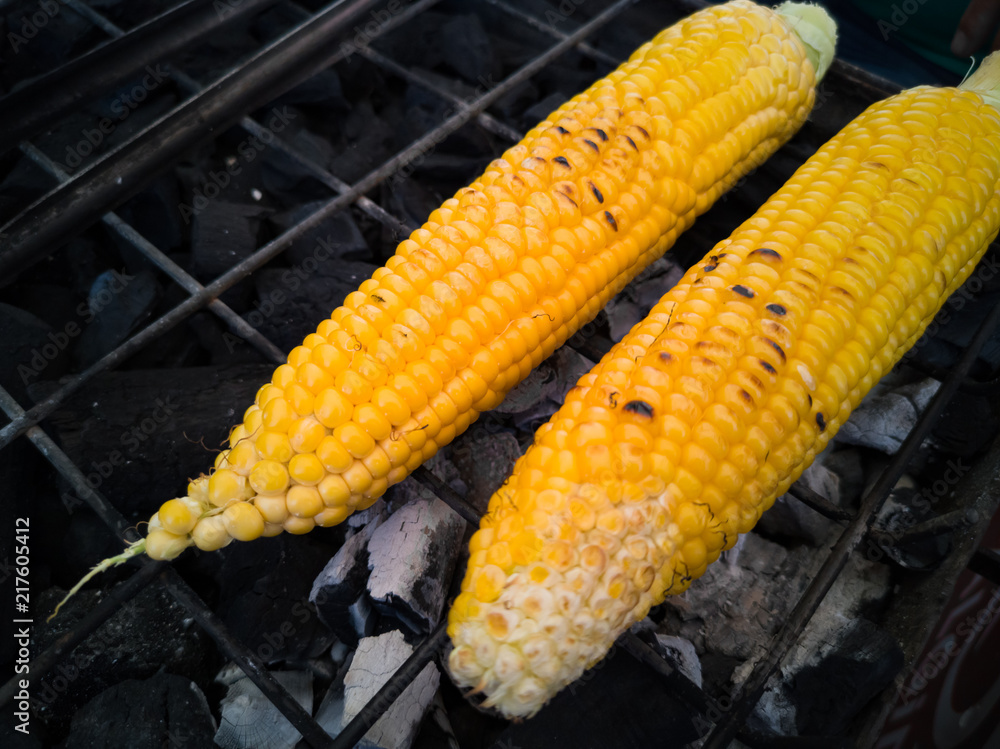 Foto de Tasty and delicious charcoal grill fresh sweet corn on the cob