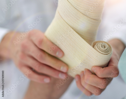 Fotografija closeup.doctor applying elastic bandage