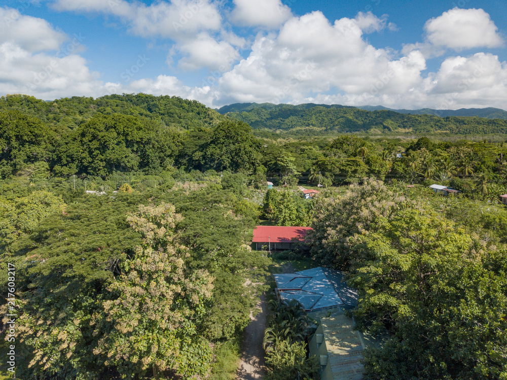 Fototapeta Wiejskie farmy i zielona bujna dżungla wokół Paquera w Kostaryce uchwycone przez drona