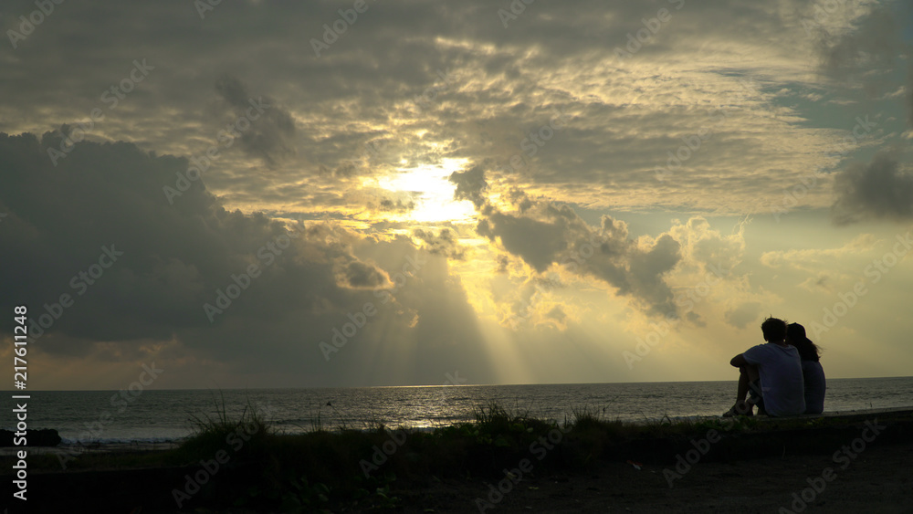 Fototapeta premium silhouette of a couple on the beach