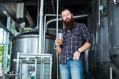 Canvastavla portrait of man with craft beer from brewery