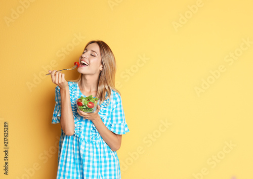 Papier peint Happy slim woman with salad on color background. Weight loss diet