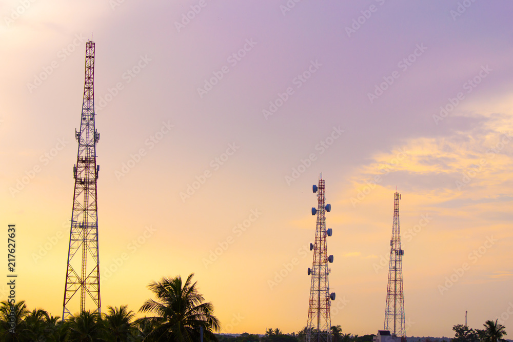 Every morning, the city's sunshine shines through the antenna, communicating with the small clouds, looking colorful in the sky.