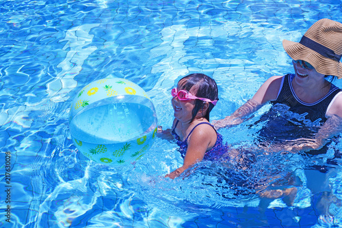 プールで遊ぶ笑顔の親子