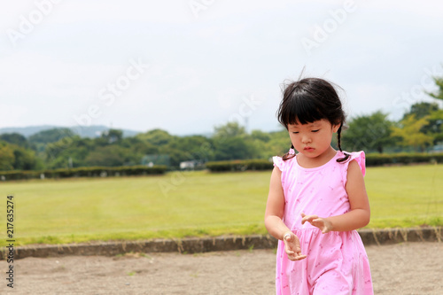 砂場で遊ぶ女の子 © apple713