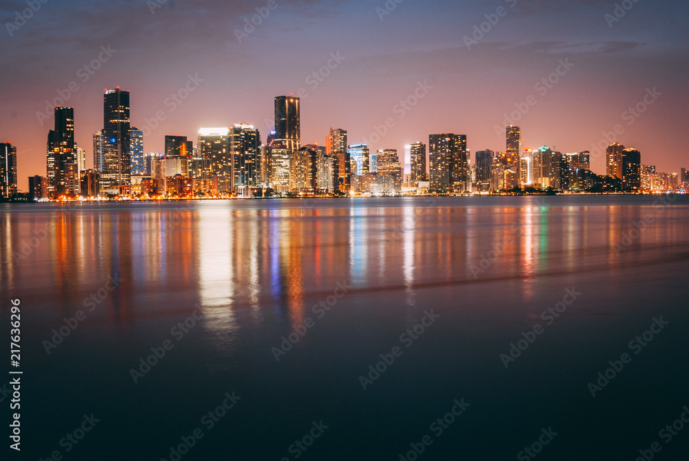 Fototapeta premium Brickell Skyline przed zachodem słońca