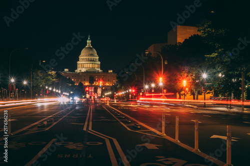 Capitol during night traffic © Mauricio