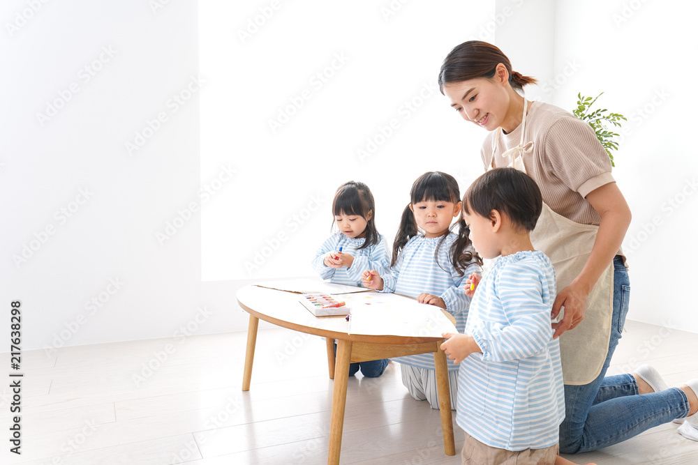 幼稚園の先生と児童 幼稚園の先生と児童