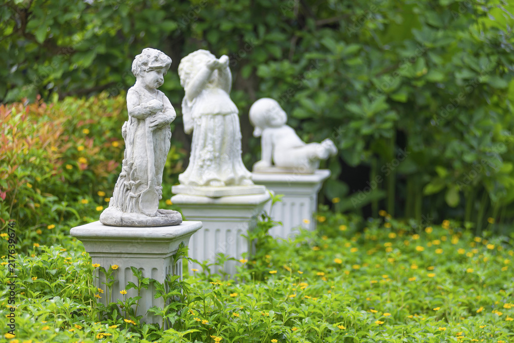 Obraz premium Statue in the beautiful natural garden