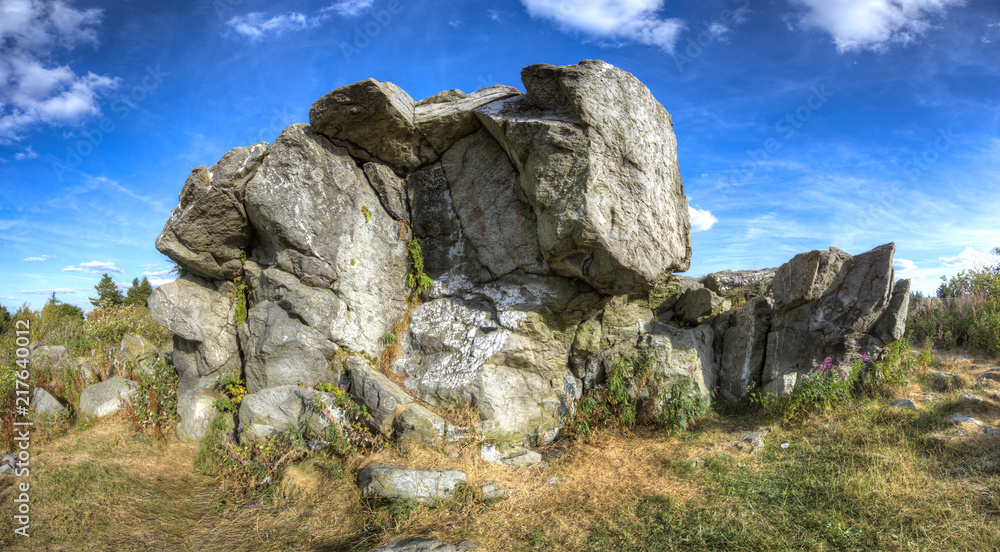 Der Brunhildisfelsen auf dem Gipfel des Großen Feldbergs im Taunus Der Brunhildisfelsen auf dem Gipfel des Großen Feldbergs im Taunus