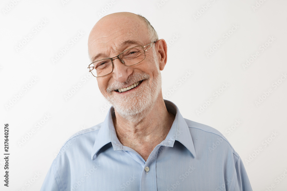Foto Stock Happy Emotional Sixty Year Old Man With Bald Head Gray