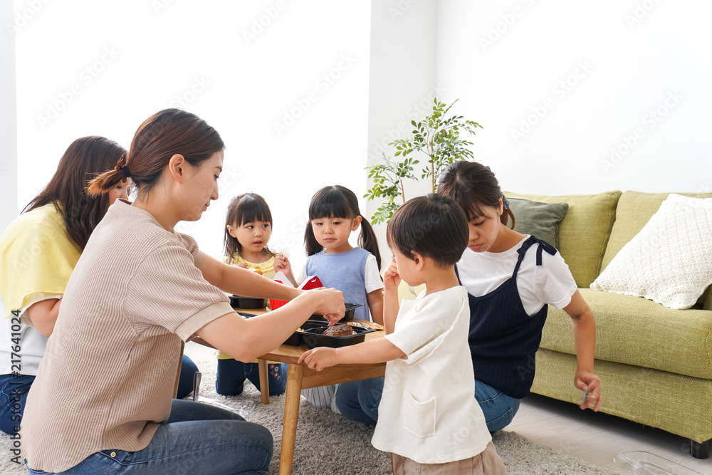 ごはんを食べる子どもとママ友 ごはんを食べる子どもとママ友