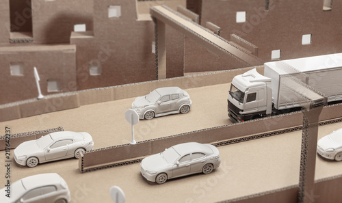 Weisser Spielzeug LKW auf einer Kartonautobahn