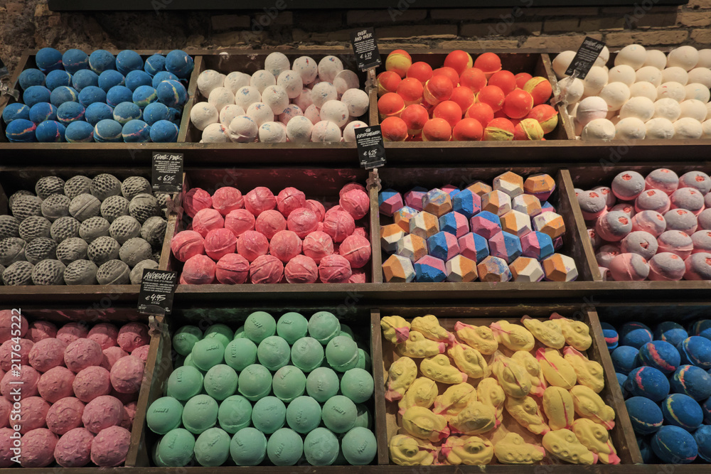 Bath bombs, colorful in Roome