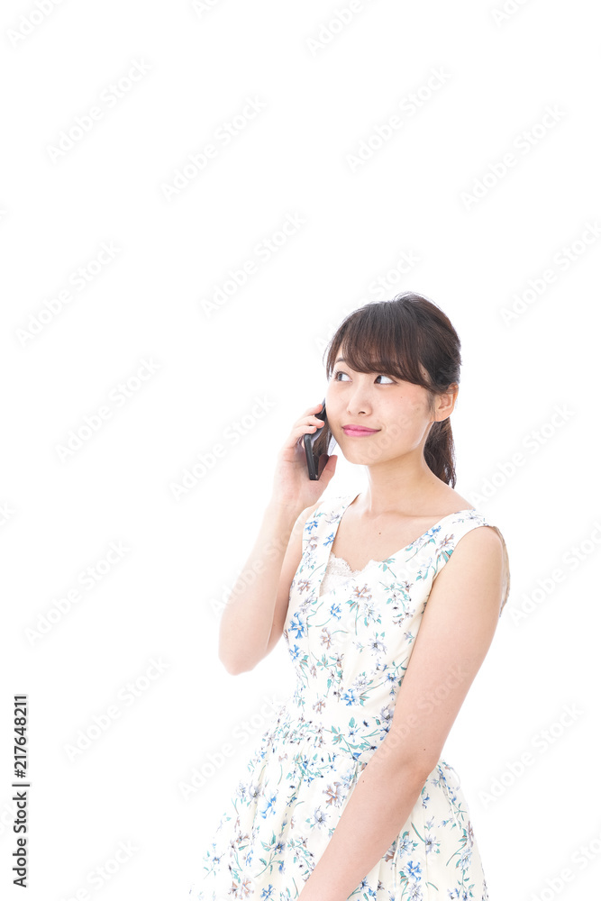 スマホで通話をする若い女性 スマホで通話をする若い女性