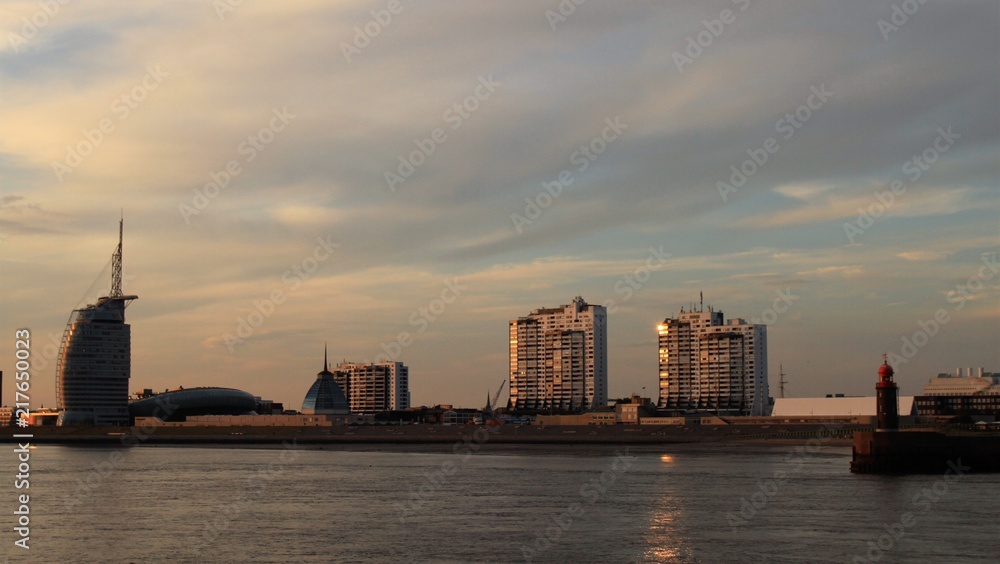 Fototapeta premium Blick von der Weser auf Bremerhaven