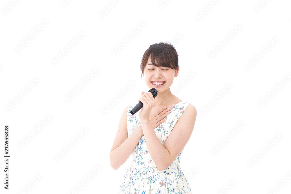 カラオケで歌を歌う若い女性