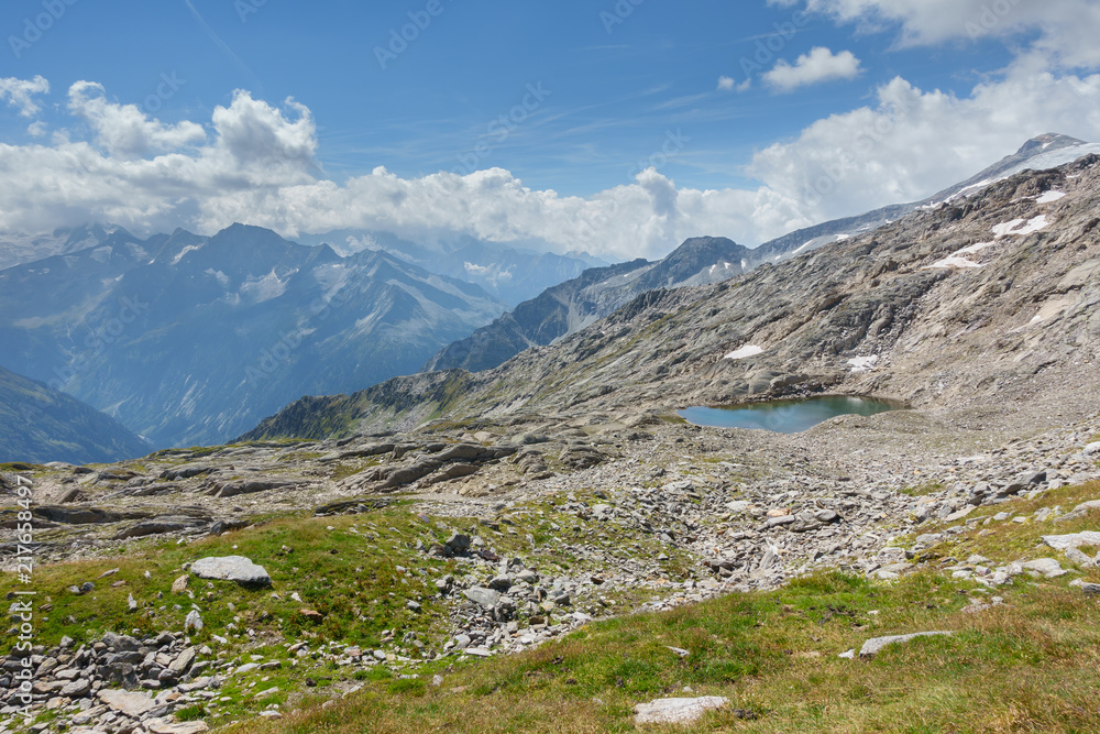 Bergsee mit Aussicht  in den Alpen