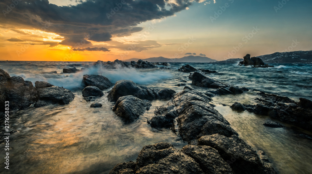 Obraz premium Beautiful seascape with rocks and waves at sunset
