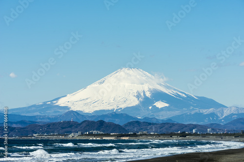 神奈川県鵠沼海岸から望む冠雪した富士山