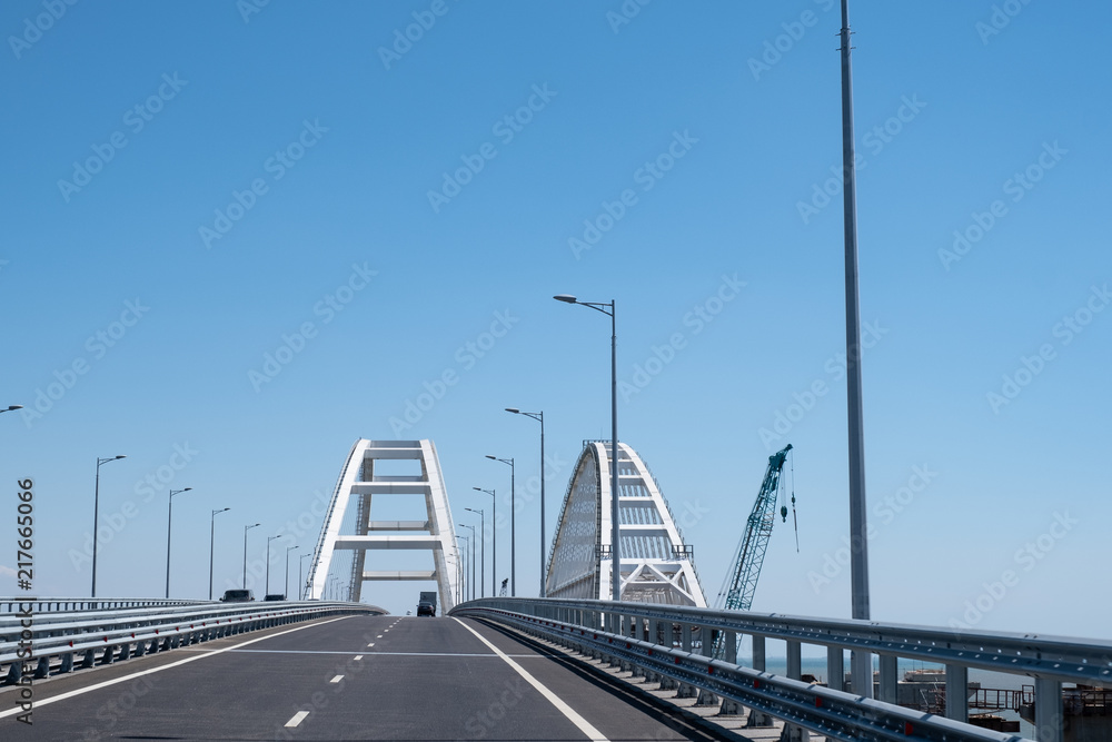 Obraz premium Cars go on the Crimean automobile bridge