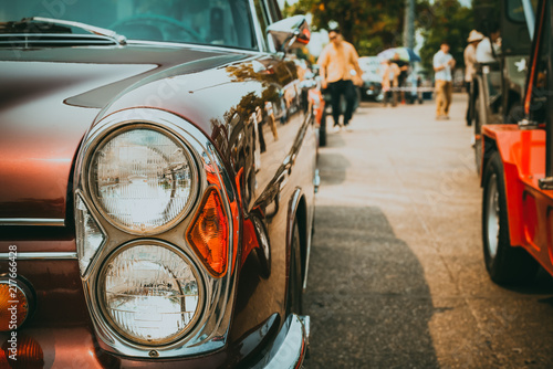 Reflektor z rocznika samochodu - pojazdy w stylu vintage w stylu klasycznym. efekt filtra koloru filmu retro.