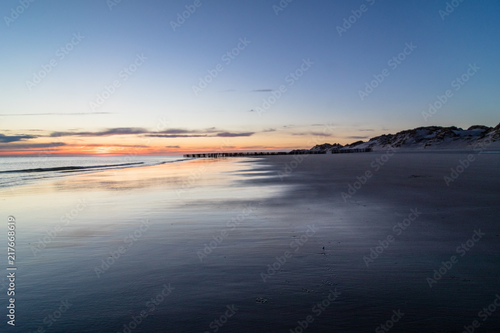 Am Meer, weite Wattlandschaft nach Sonnenuntergang in Zeeland, Niederlande