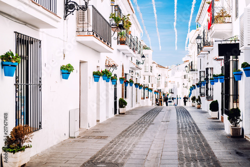 Fotografía Charming whitewashed street of Mijas village