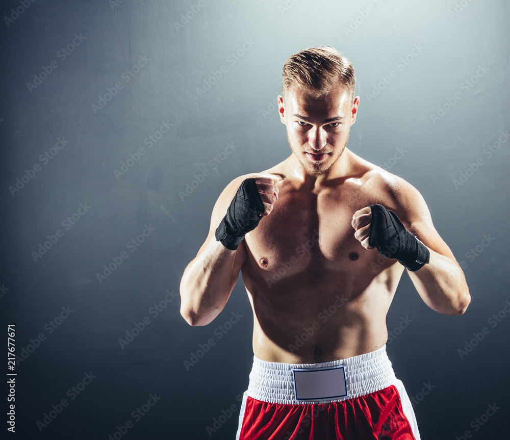 Obraz premium Boxer standing in fighting position.