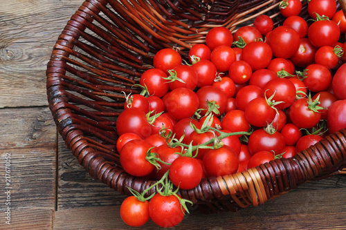 pomidory w koszyku