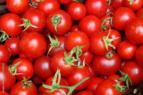 pomidory w koszyku photo
