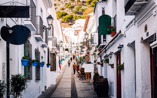 Cuadro en lienzo Charming whitewashed street of Mijas village