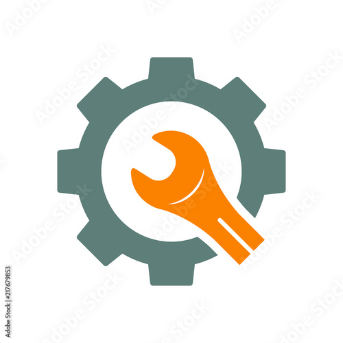 Icono plano engranaje con llave cortada en gris y naranja