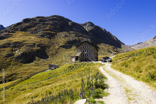 Martin-Busch-Hütte in den Alpen photo