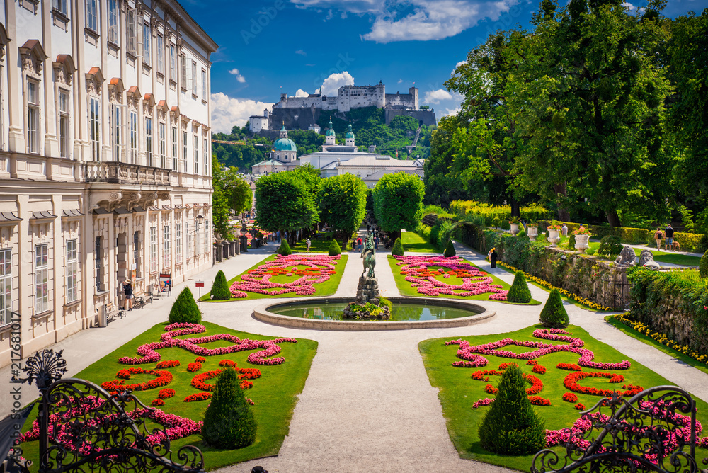 Obraz premium Pałac Mirabell i ogrody latem, zamek w Salzburgu w tle