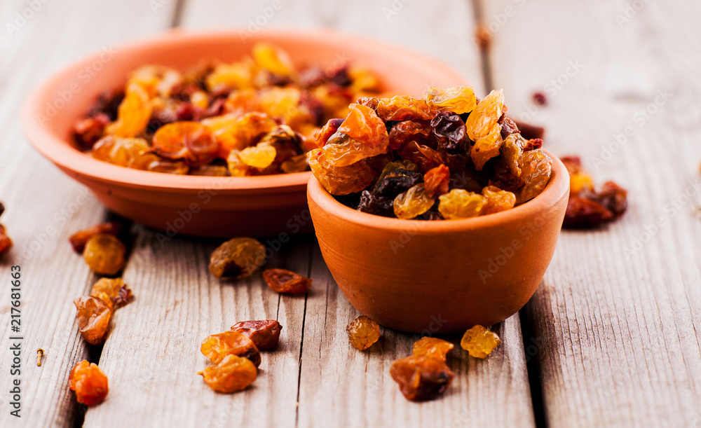 Fototapeta premium bowl of raisins