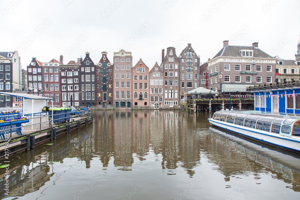 Palazzi caratteristici di Amsterdam che si riflettono nell'acqua di un canale