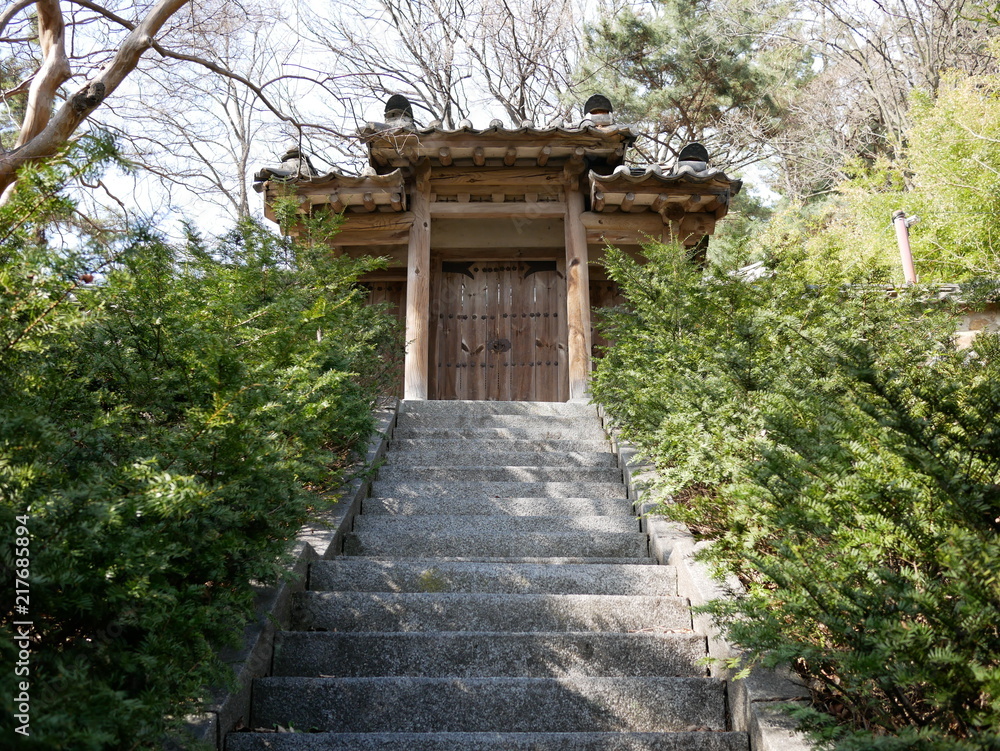 돌계단 위의 한국풍 가옥 문 돌계단 위의 한국풍 가옥 문