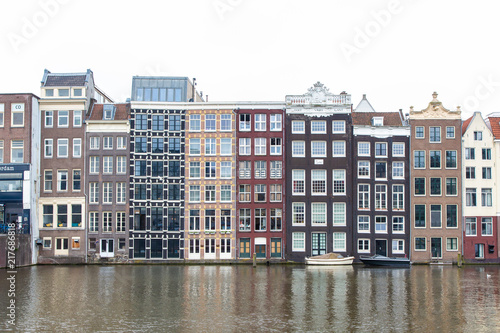 Palazzi caratteristici di Amsterdam che si riflettono nell'acqua di un canale