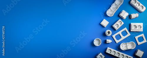 Foto group of electrical equipment on blue background with copy space