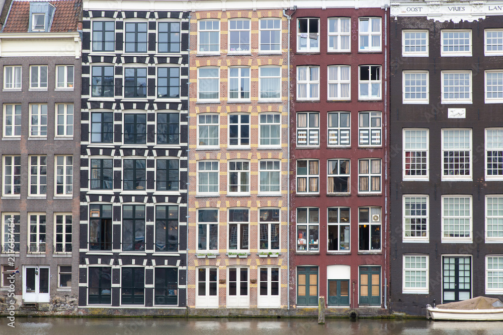 Fototapeta premium Fasady niektórych charakterystycznych budynków Amsterdamu