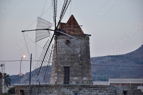 mulino a vento usato per pompare acqua all interno delle saline  saline di Trapani  Sicilia