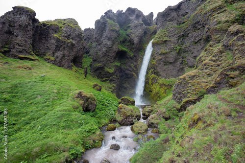 Foto Wasserfall und Lupinen in Island